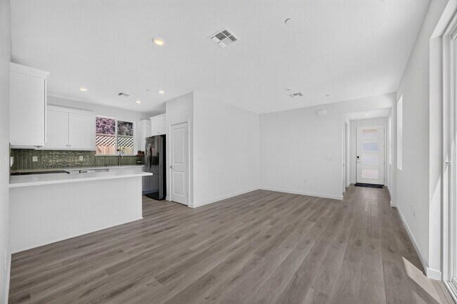 Building Photo - Charming 3-Bed, 2-Bath Home in Sacramento