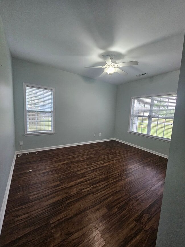 Building Photo - Spacious 4 Bedroom Home in Hampstead