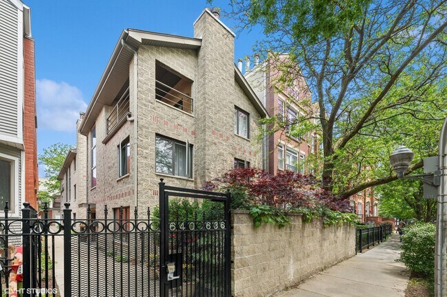 Primary Photo - 636 W Schubert Ave