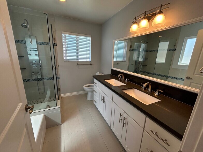 Master bathroom - 8422 Glider Ave