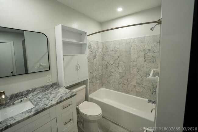 Building Photo - 6231 Bay Club Dr