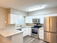 Building Photo - Updated Townhome with Covered Parking!