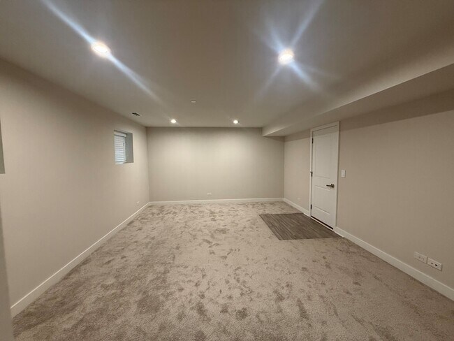 Building Photo - 772 Weller Dr