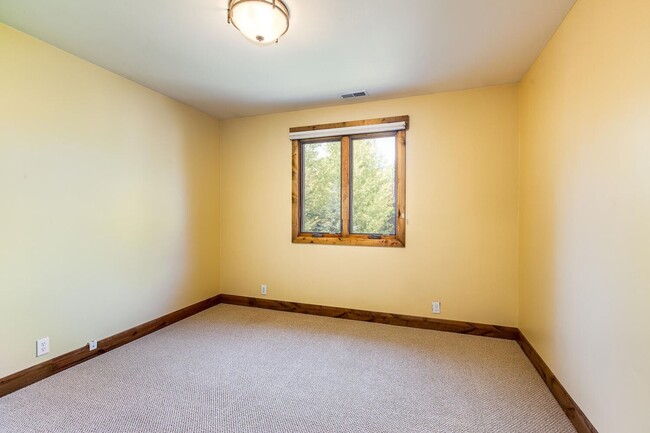 Building Photo - Long term lease in the heart of Park City! Available Mid October 2026