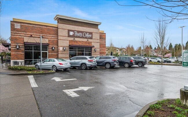 Building Photo - Bright 2BR / 2BA End-Unit Tanasbourne Condo w/ High Ceilings, Gas Fireplace, Private Balcony + At...