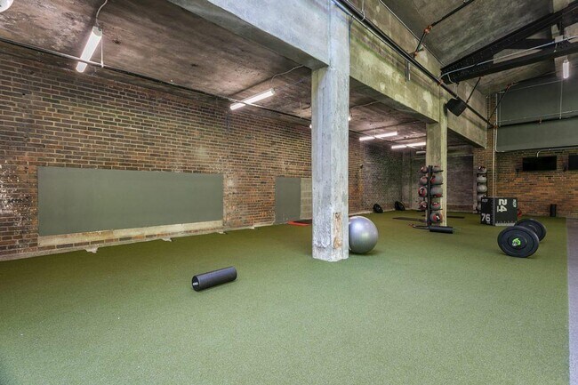 Building Photo - 933 McGee St