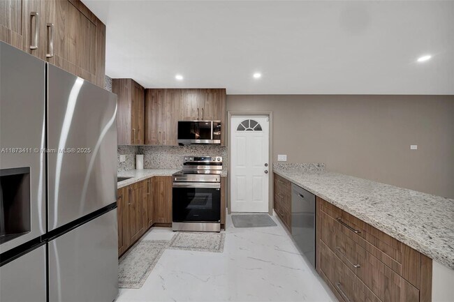 Building Photo - 7762 Plantation Blvd