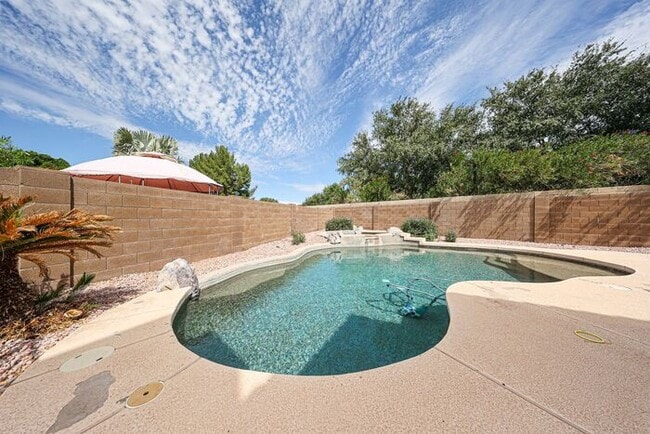 Building Photo - 5BD 3BA with Pool in West Chandler!