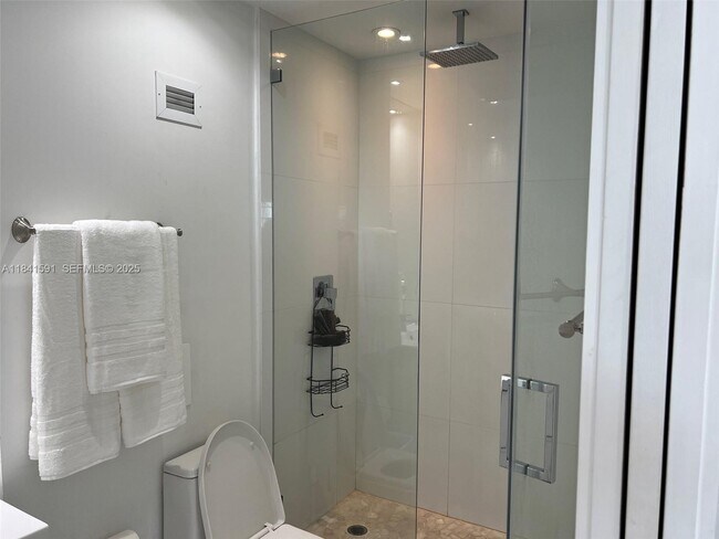 Building Photo - 100 Lincoln Rd