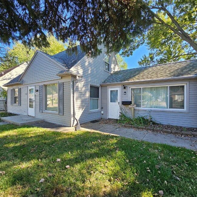 Building Photo - 3 Bedroom Large Bungalow w/ Attached 2 Car...