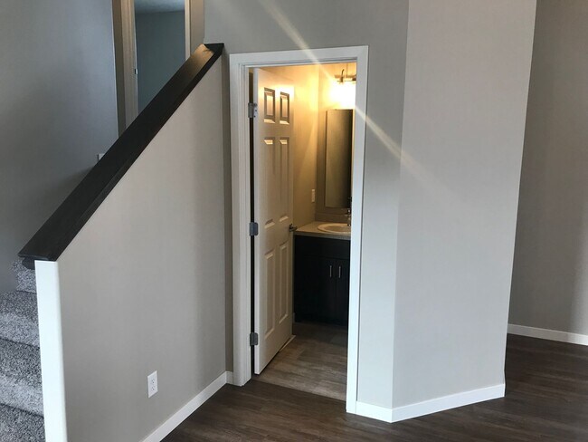 Building Photo - 4 Bed 2.5 Bath Single Family Home