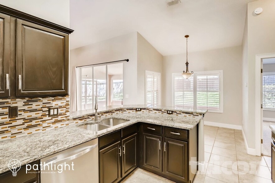 Building Photo - 10902 Versailles Blvd