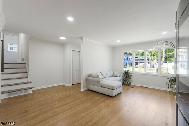Building Photo - 33 Larchmont Rd
