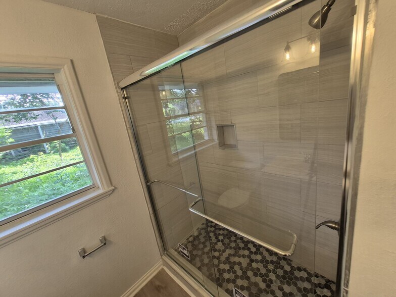 Building Photo - 10221 Bretton Dr