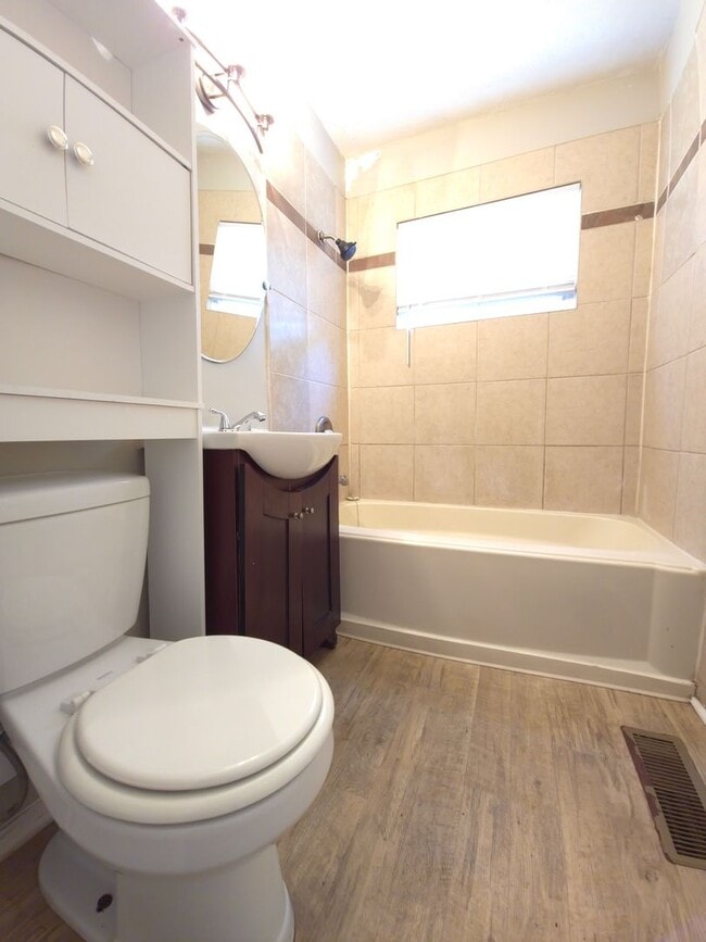Building Photo - Churchill remodeled 3 bedroom home with ga...
