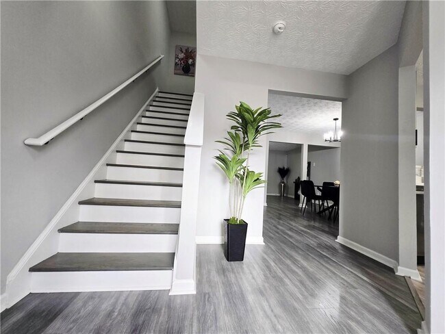 Building Photo - 2430 Piering Dr