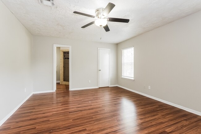 Building Photo - 10122 Woodhollow Dr