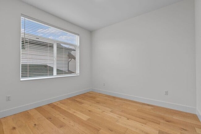 Building Photo - Stunning Modern Air-Conditioned Townhome in Coveted Whittier Heights