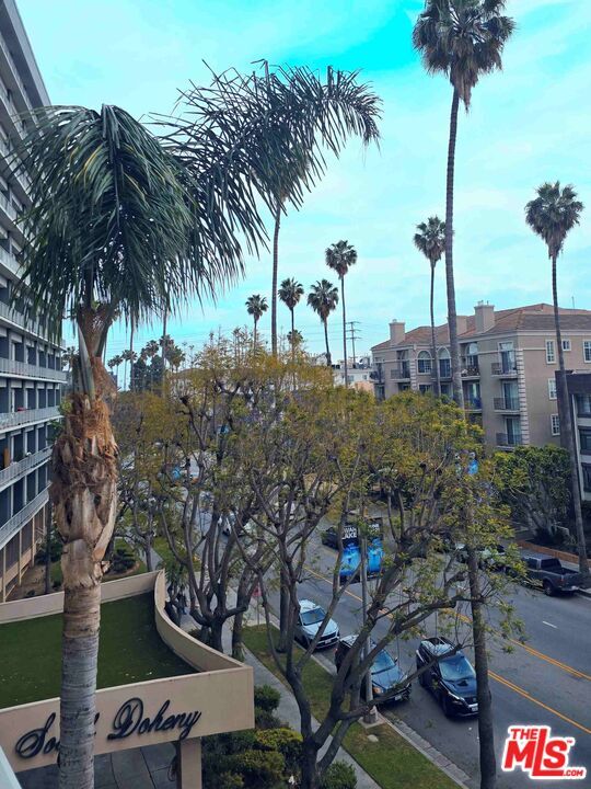 Building Photo - 100 S Doheny Dr