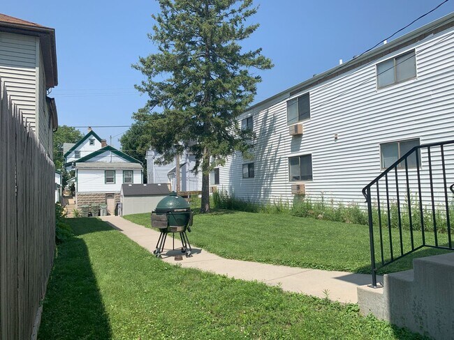 Building Photo - Bayview 2-bedroom loft style house, hardwood floors, AC, parking, fireplace