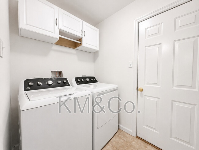 Building Photo - 213 Countryshire Dr
