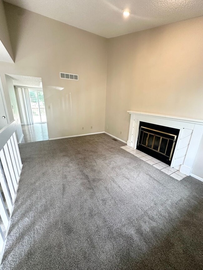 Building Photo - ***Available Immediately***Remodeled 4 Bedroom / 1.5 Bath Duplex