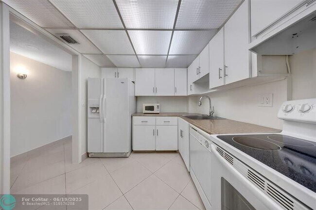 Building Photo - 2850 N Palm Aire Dr