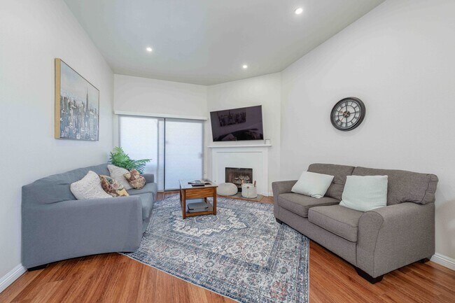 Building Photo - Gated 2BR Condo with Pool View