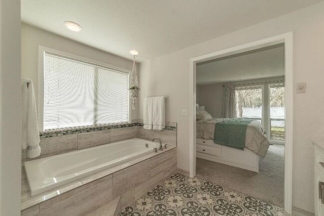 Building Photo - Beautiful Custom Home