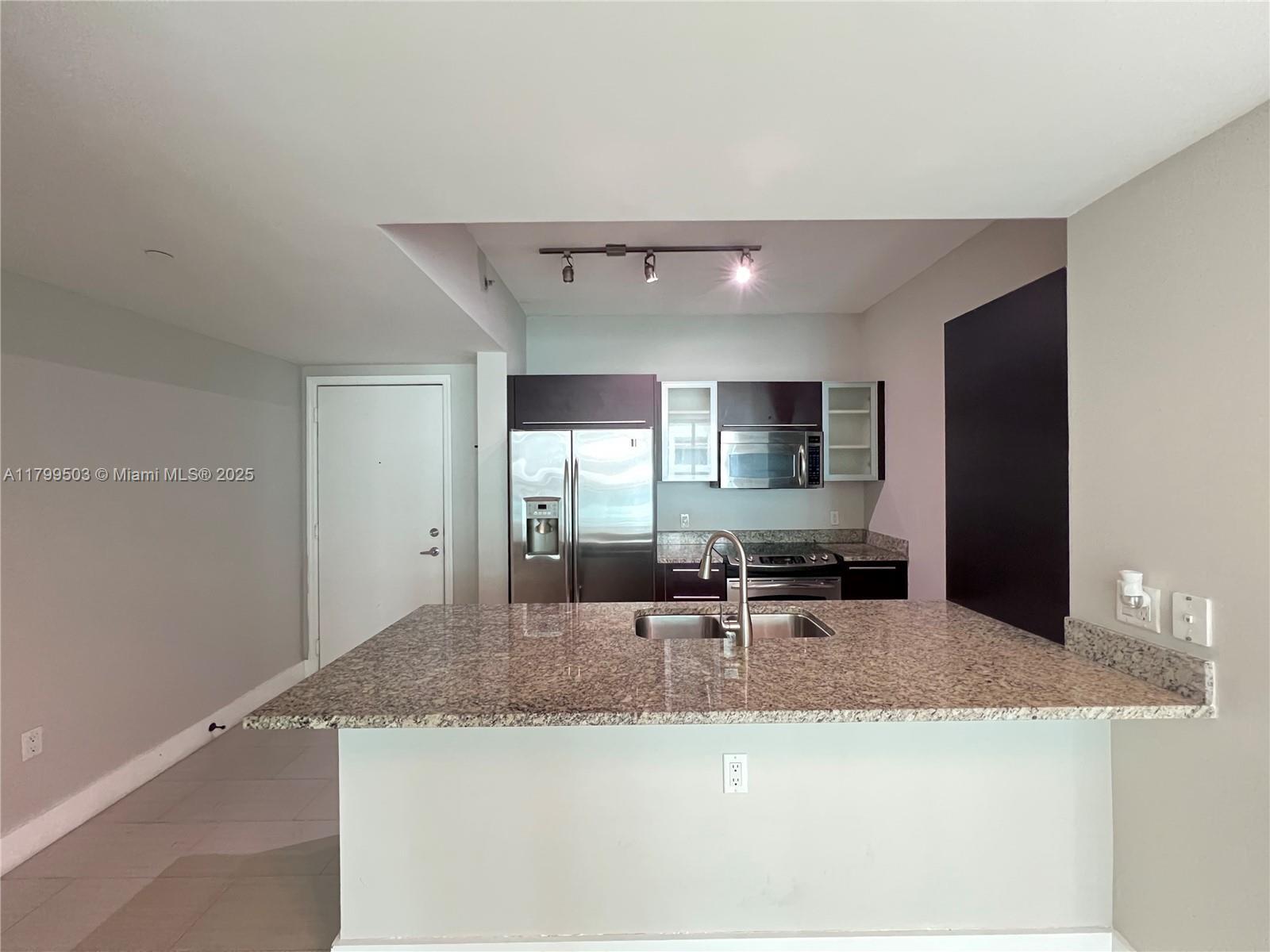 Building Photo - 950 Brickell Bay Dr