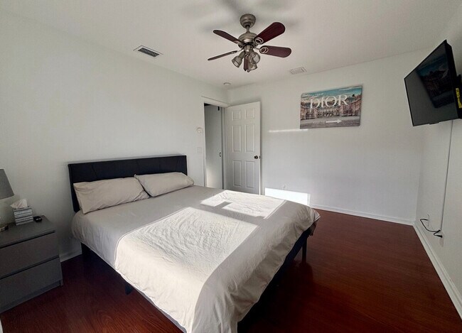 Building Photo - 13885 Sheffield St