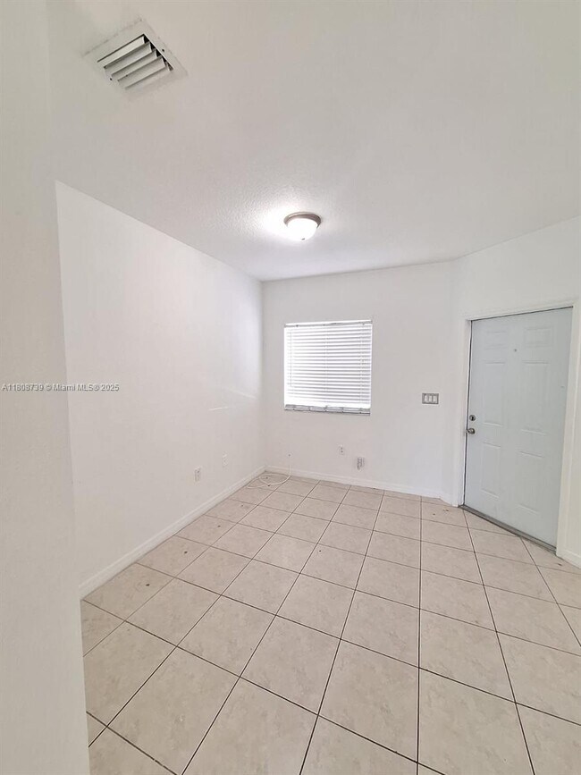 Building Photo - 1654 SE 31st Ct