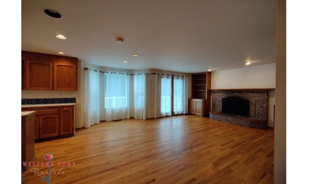 Building Photo - Beautiful open floorplan in amazing Steilacoom!!  All appliances included, large yard!!