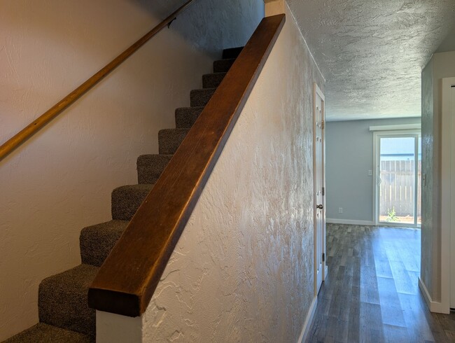 Building Photo - Newly Renovated 2-Bedroom, 1.5-Bath Apartm...