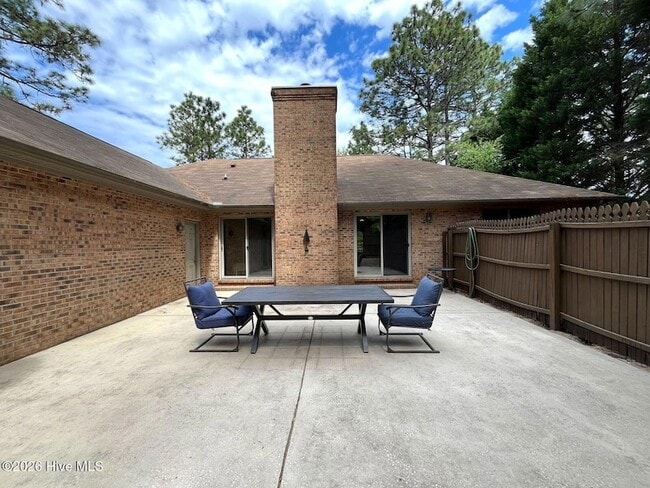 Building Photo - 100 Bridle Path Cir