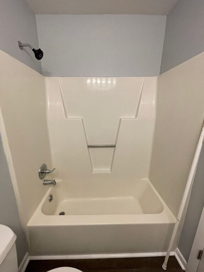 Building Photo - Updated 2br 2ba End Unit in Chancellor Squ...