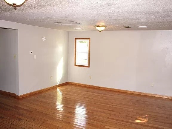 Building Photo - 208 6th St