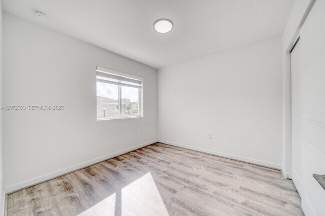 Building Photo - 1090 SE 23rd Ave