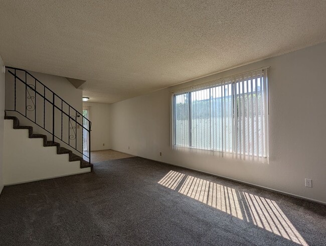 Building Photo - Great 2 bed/1.5 bath townhome in Springfield