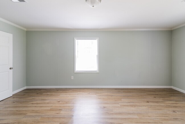 Building Photo - 578 Tryon Pl