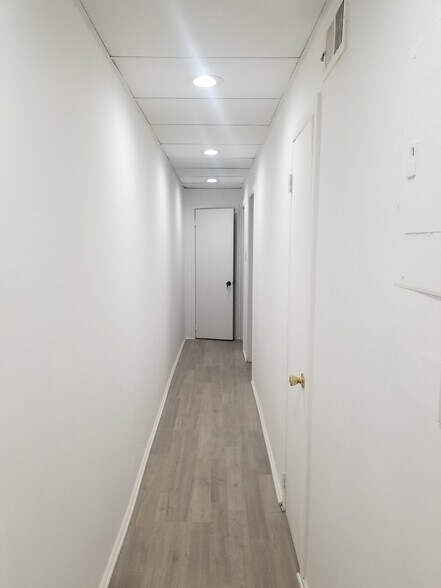 Primary Photo - 76 Victory Blvd