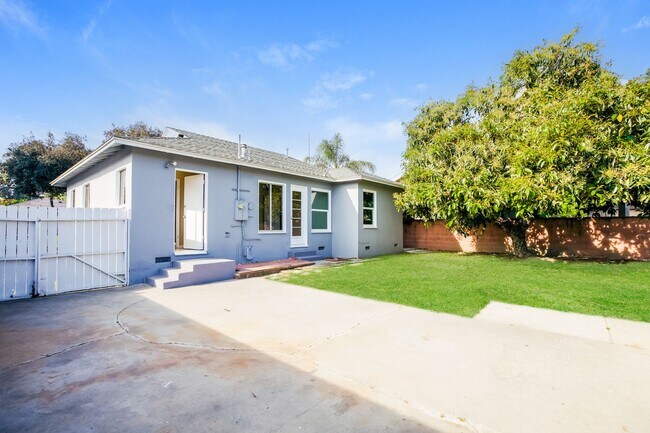 Building Photo - **LAKEWOOD HOME** THREE BEDROOMS-ONE BATH** $3950.00