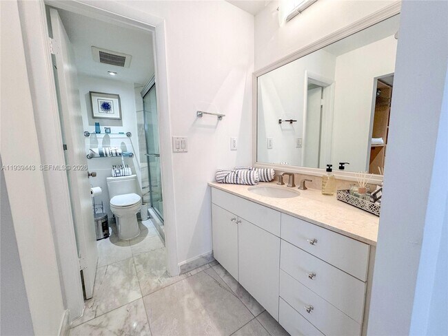 Building Photo - 3301 N Country Club Dr