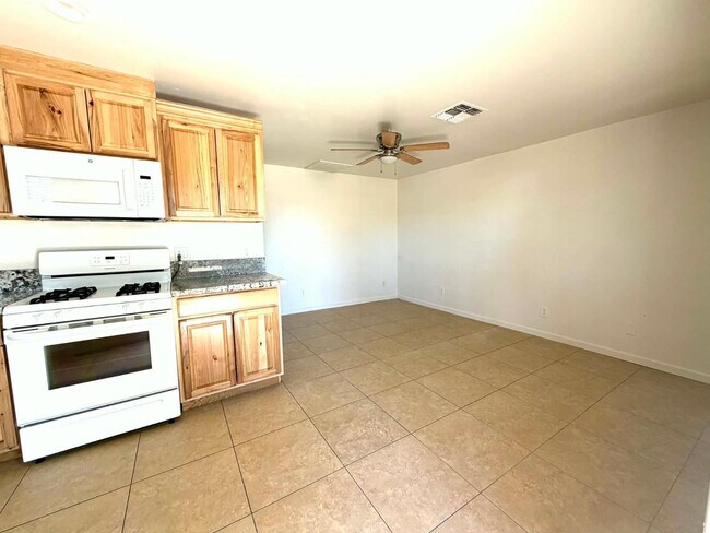 Building Photo - 15841 N Sunny Ln