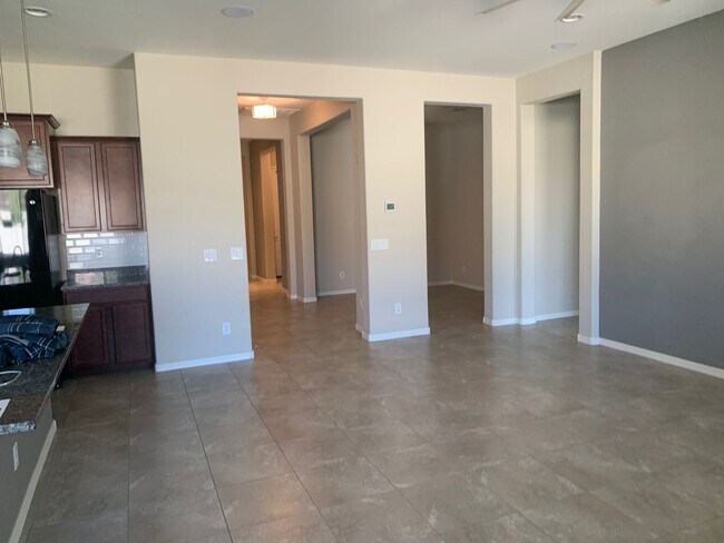 Building Photo - Spacious 3 Bed / 2 Bath Home with Stunning...