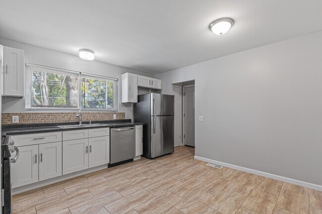 Building Photo - 3280 Brookshire Dr