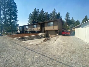 Building Photo - Nicely updated 3+ bedroom, 2 bath duplex-l...
