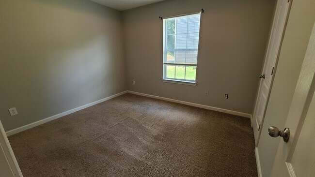 Building Photo - 1593 Queen Elizabeth Dr