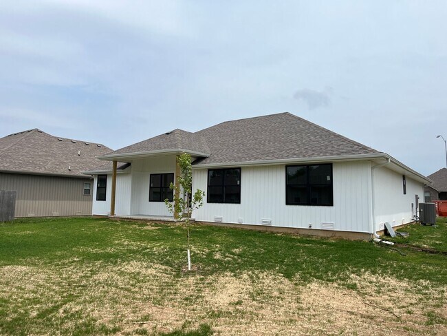 Building Photo - BRAND-NEW 3-bedroom, 2-bath, 3-car garage ...