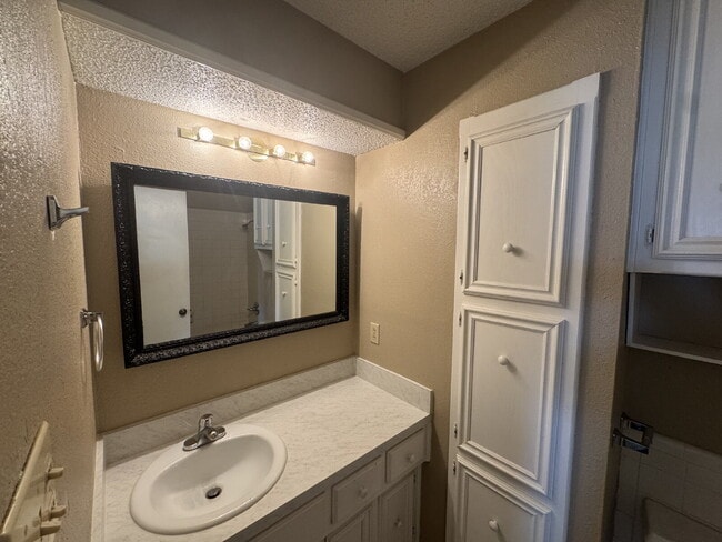Building Photo - Duplex West Of Milwaukee & Minutes From Shadow Hills Golf Course!